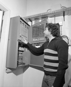 884539 Portret van een technisch medewerker in het verpleeghuis Albert van Koningsbruggen (Beneluxlaan 924) te Utrecht, ...